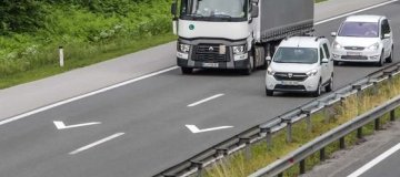 Kaj pomenijo te oznake na avtocesti?