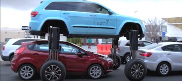 Avtomobil, Hum Rider, se dvigne nad zastoje