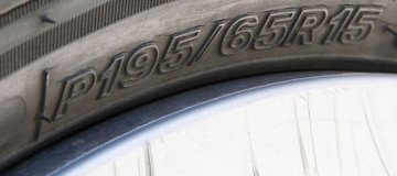 Kaj pomenijo oznake na avtomobilskih gumah? 