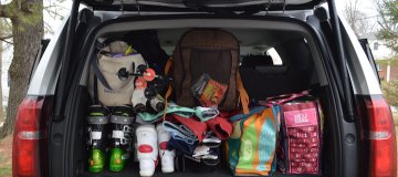 Nalaganje smuči in smučarske opreme v avto