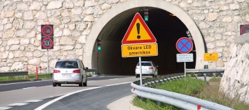 Kako ravnamo v primeru zastoja, nesreče, okvare avta ali požara v predoru?