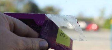 Odstranitev nalepke z vetrobranskega stekla