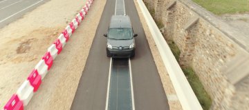 Polnil se bo kar med vožnjo